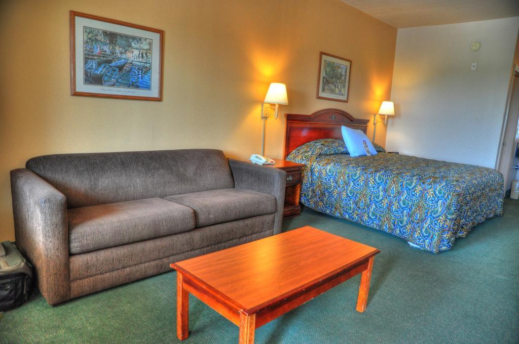 Lone Star Inn And Suites Виктория Екстериор снимка