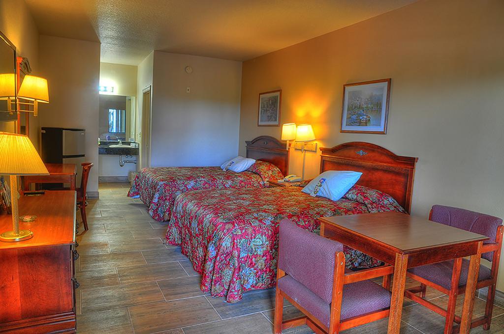 Lone Star Inn And Suites Виктория Екстериор снимка