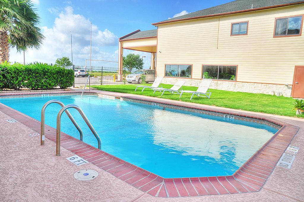 Lone Star Inn And Suites Виктория Екстериор снимка