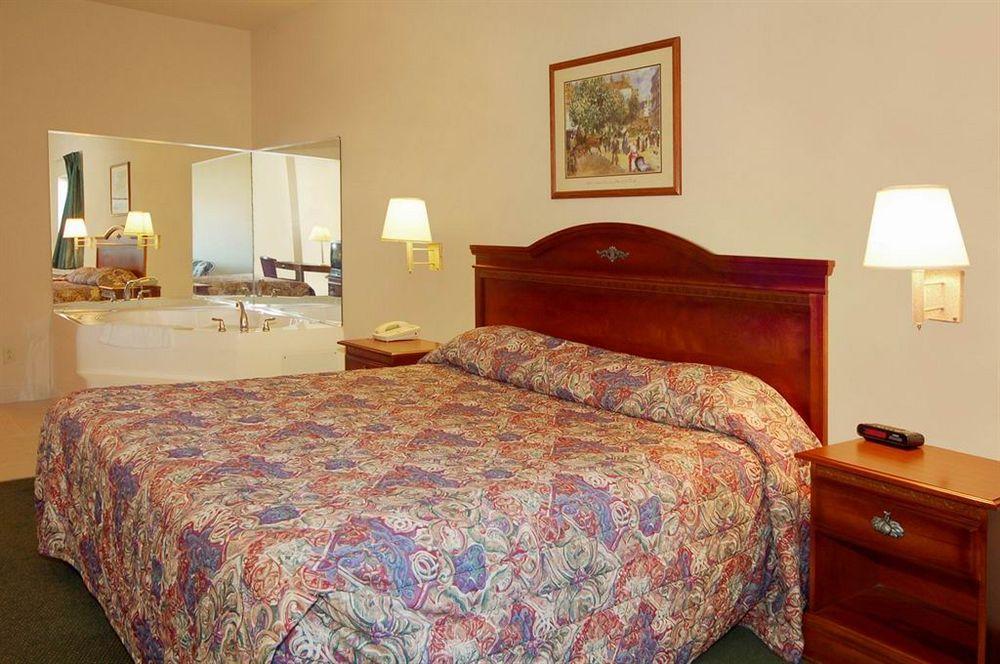Lone Star Inn And Suites Виктория Екстериор снимка