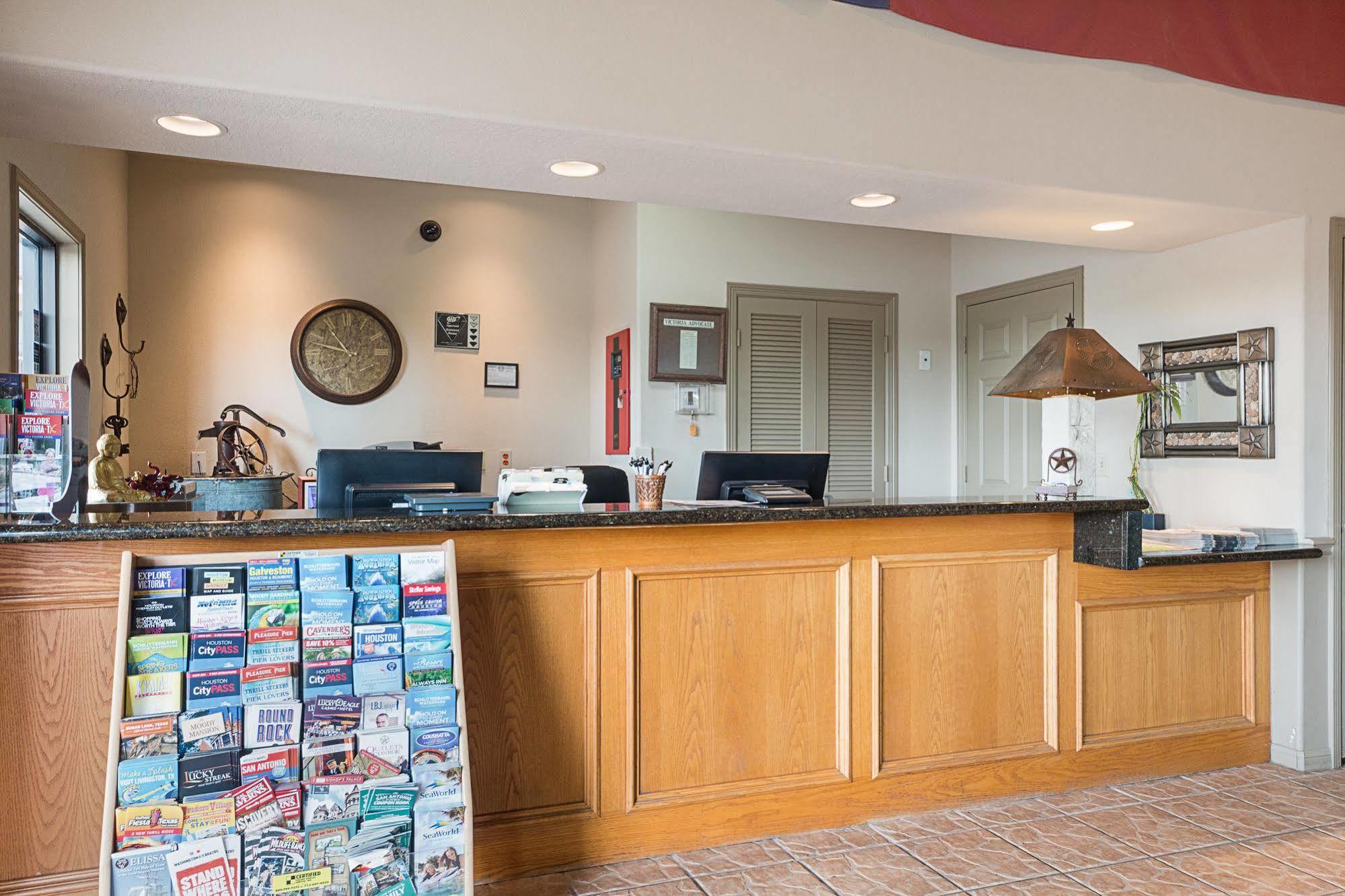 Lone Star Inn And Suites Виктория Екстериор снимка