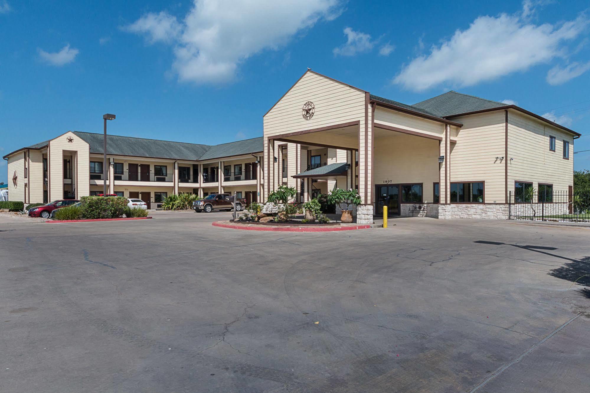 Lone Star Inn And Suites Виктория Екстериор снимка