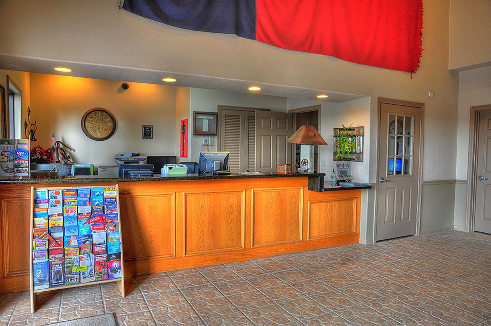Lone Star Inn And Suites Виктория Екстериор снимка
