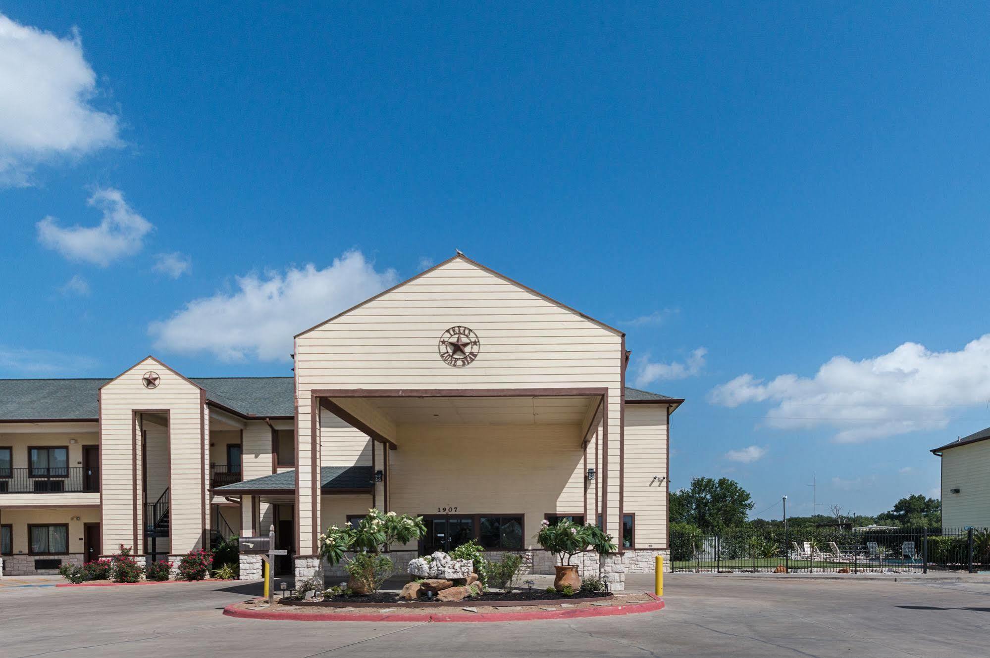 Lone Star Inn And Suites Виктория Екстериор снимка