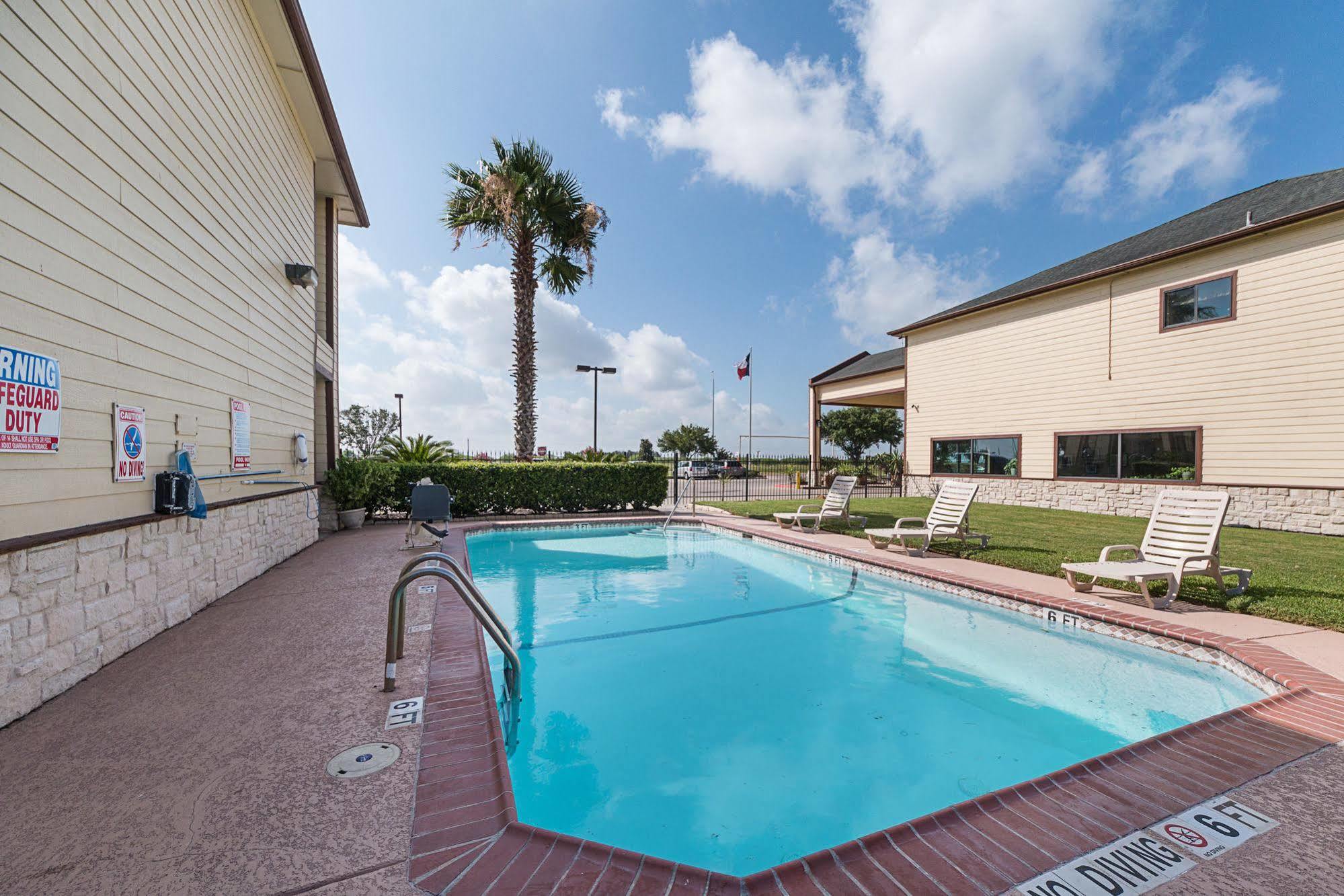 Lone Star Inn And Suites Виктория Екстериор снимка