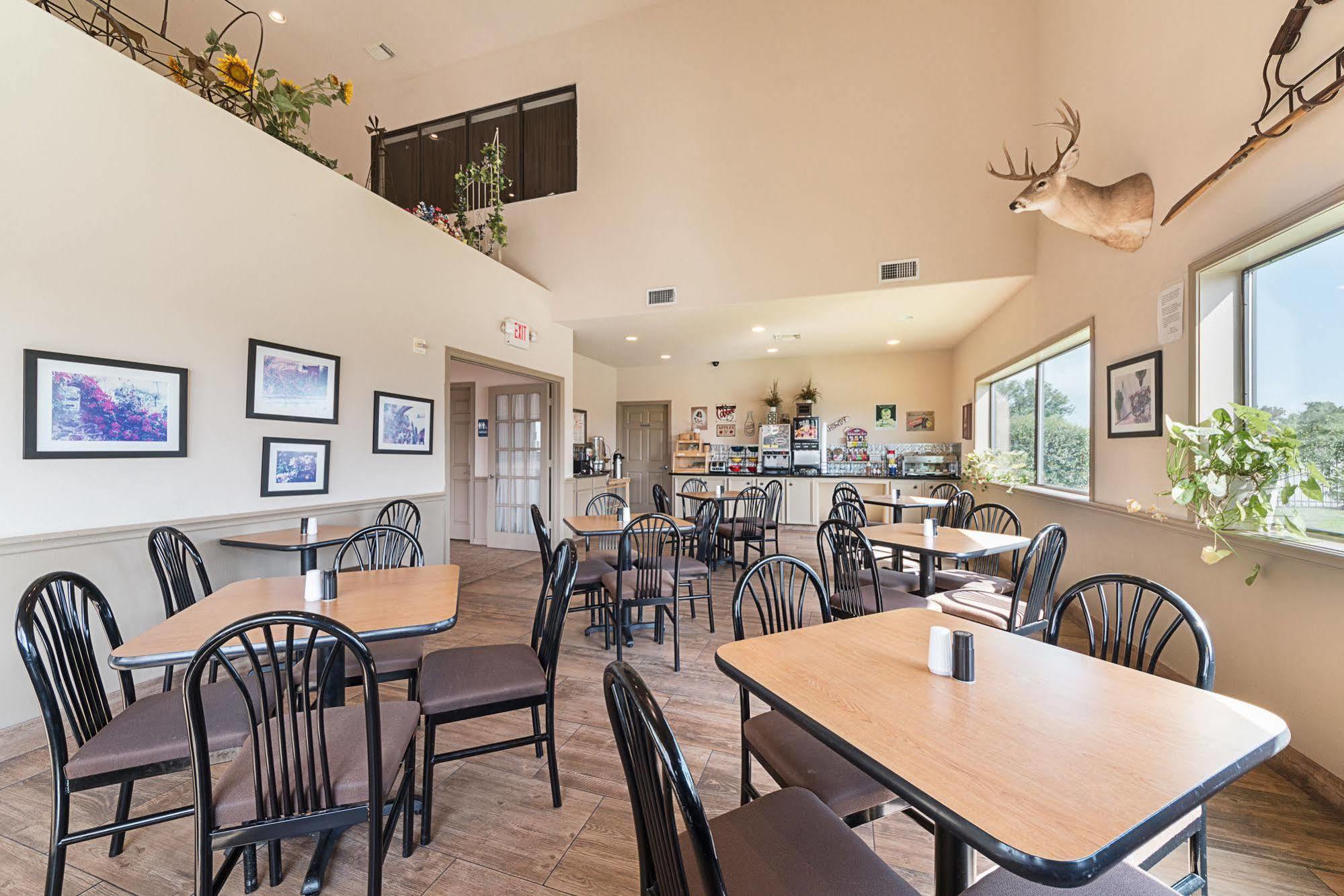 Lone Star Inn And Suites Виктория Екстериор снимка