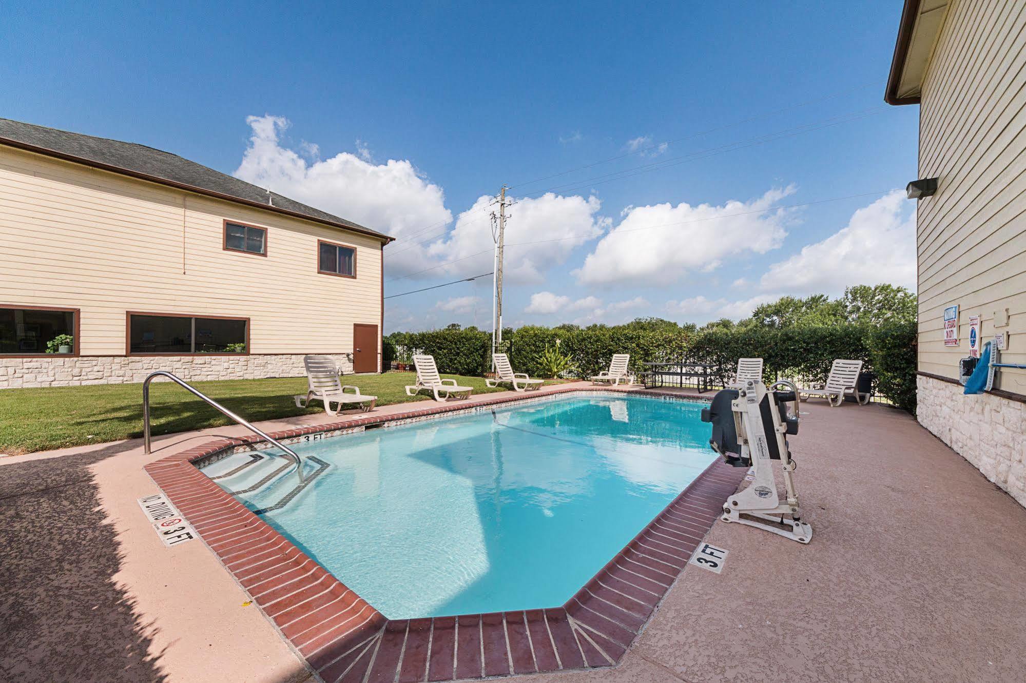 Lone Star Inn And Suites Виктория Екстериор снимка